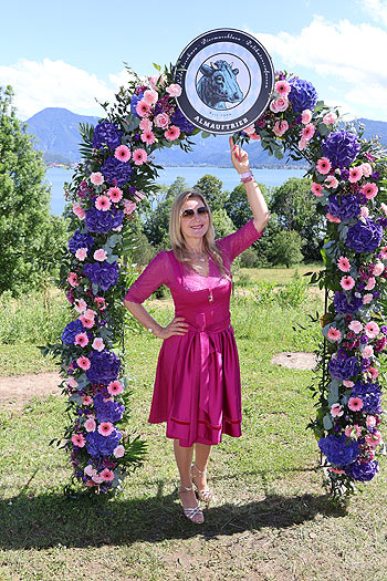 Barbara Osthoff beim Almauftrieb 2024 Summer Edition auf "Gut Kaltenbrunn" am Tegernsee (©Foto: Martin Schmitz) 